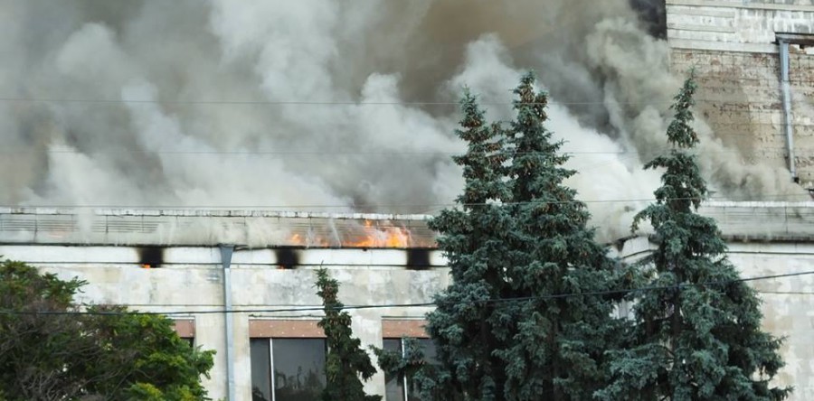 Театр згорів, а філармонію вже пиляють?