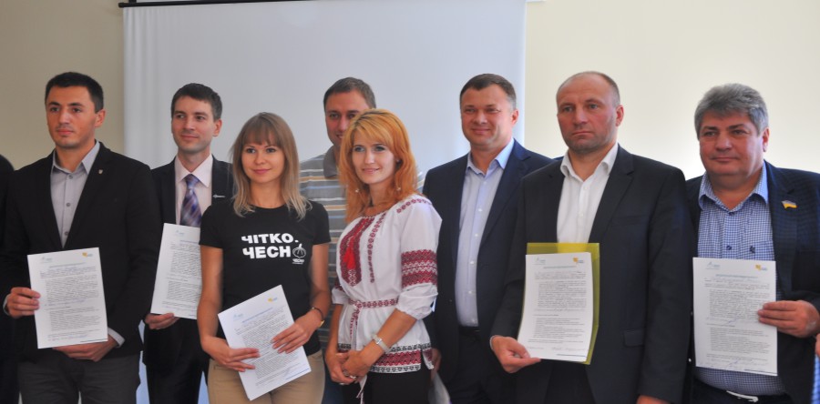 За партійними грошима стежать