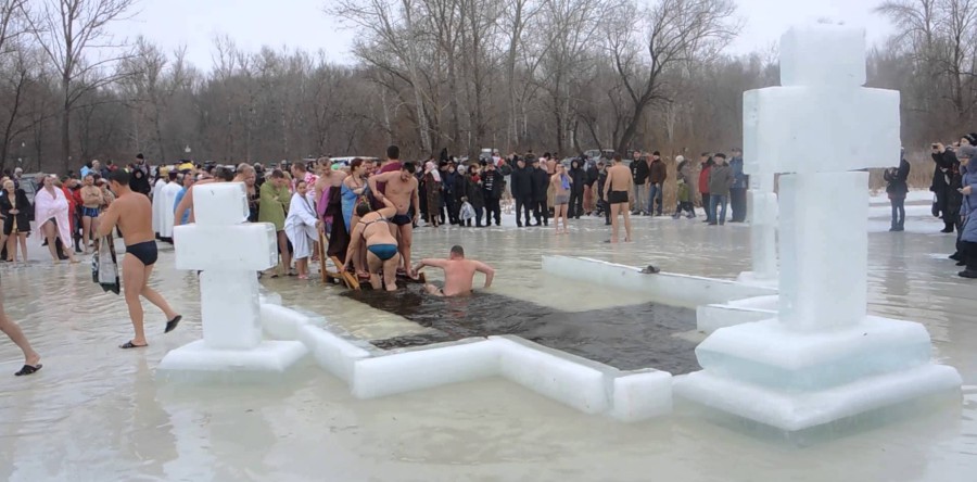 Містяни зцілюються у крижаній воді
