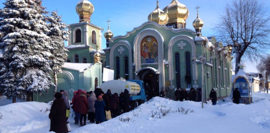 Черкасці освячують Водохрещенську воду
