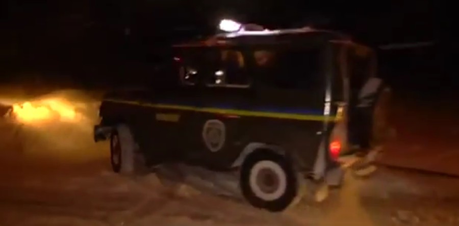 Поліцейські витягають автомобілі зі снігових пасток