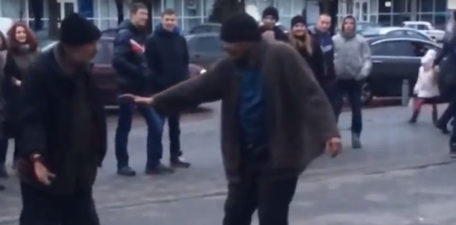 У центрі міста безхатченки влаштували танцювальний батл