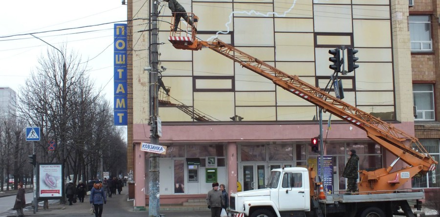 У Черкасах зняли новорічні прикраси та гірлянди