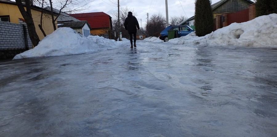 Відлига перетворила тротуари на ковзанки