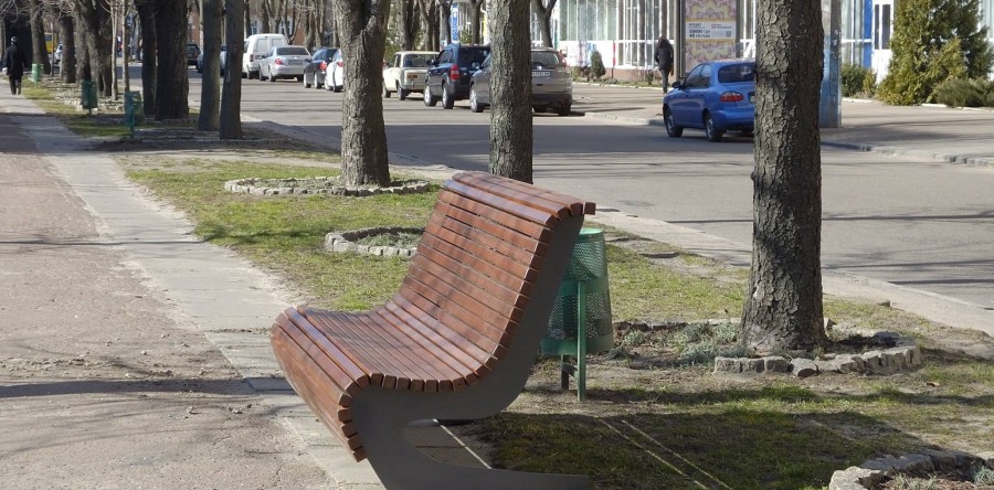 Біля міськради нові лавки