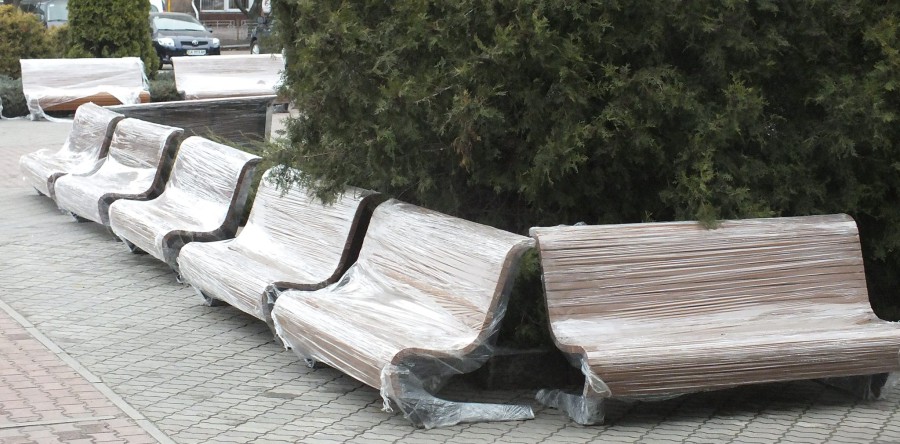 Під міськрадою – нові лавки