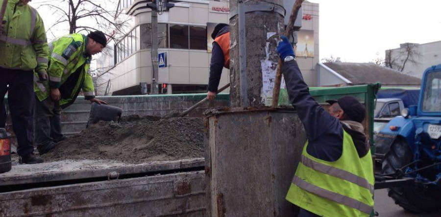 Комунальники укріпили електроопору