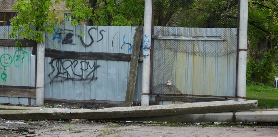 «Кратер» у дворі черкаських житлових будинків