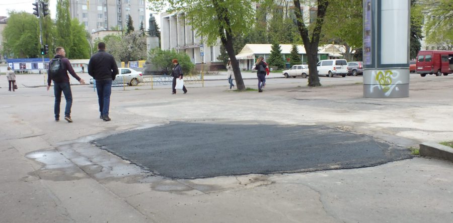 Багаторічне провалля у сквері «Юність» ліквідували