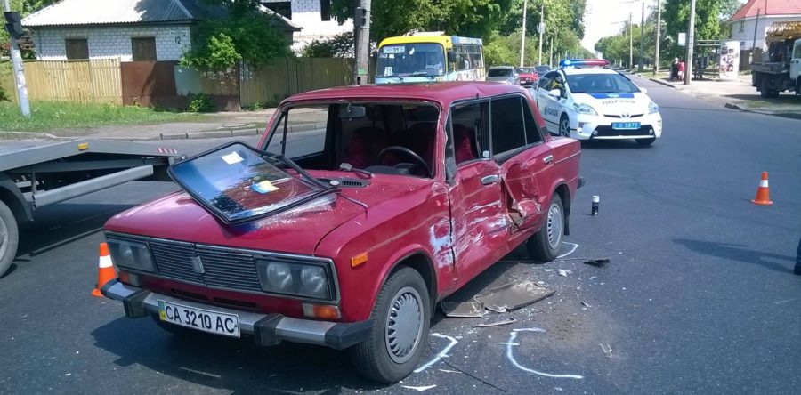 У Черкасах маршрутка не розминулась із автівкою