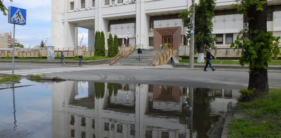 Біля податкової у Черкасах «переплав» замість переходу