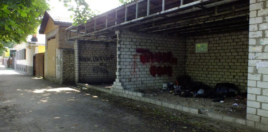 На бул. Шевченка у павільйоні утворився смітник