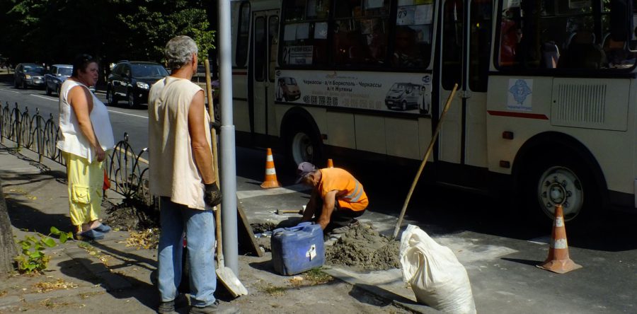 У середмісті Черкас міняють зливову решітку