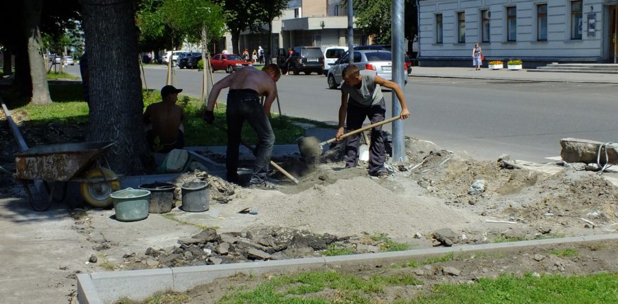 У Черкасах капітально ремонтують тротуари