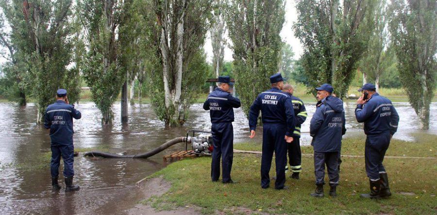 Тривають роботи по відкачуванню води