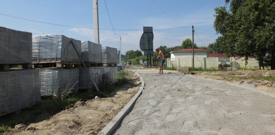 Вздовж пляжу «Рів’єра» комунальники кладуть тротуарну плитку