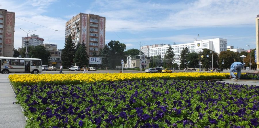 На Соборній площі квітами виклали прапор України