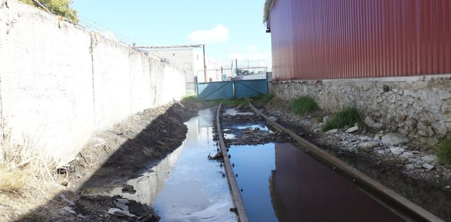 На оптовій базі у Черкасах є велика калюжа з ядохімікатами