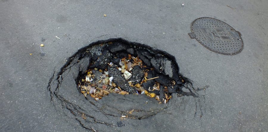 Провалля на дорозі у середмісті Черкас