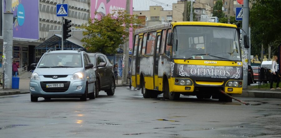 У центрі Черкас маршрутка ускладнила рух