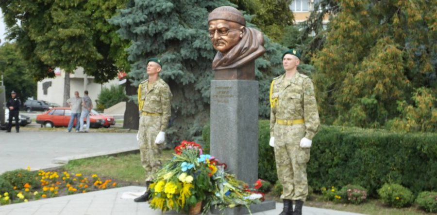 На площі Слави відкрили пам᾽ятний знак генералу Момоту