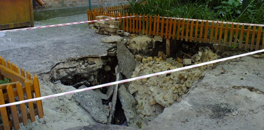 У дворі черкаського будинку утворилося провалля