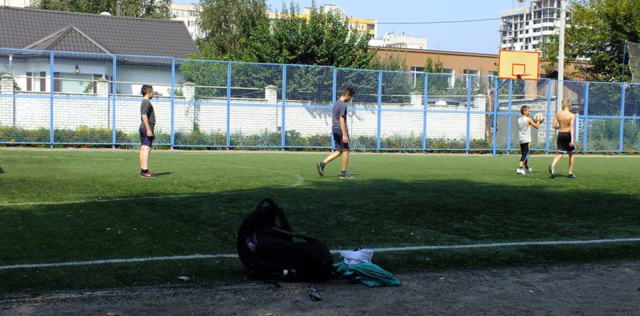 «Подарунок на замку» – щоб пограти у футбол, діти лазять через паркан