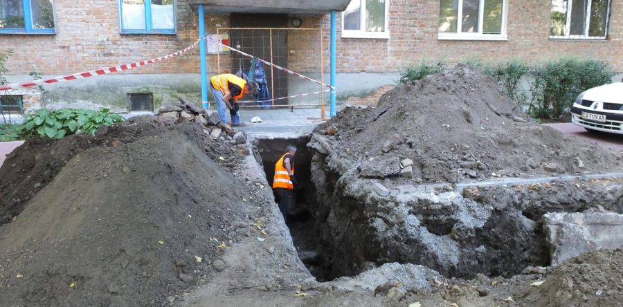 Більше тижня траншея у дворі житлового будинку заважає місцевим мешканцям