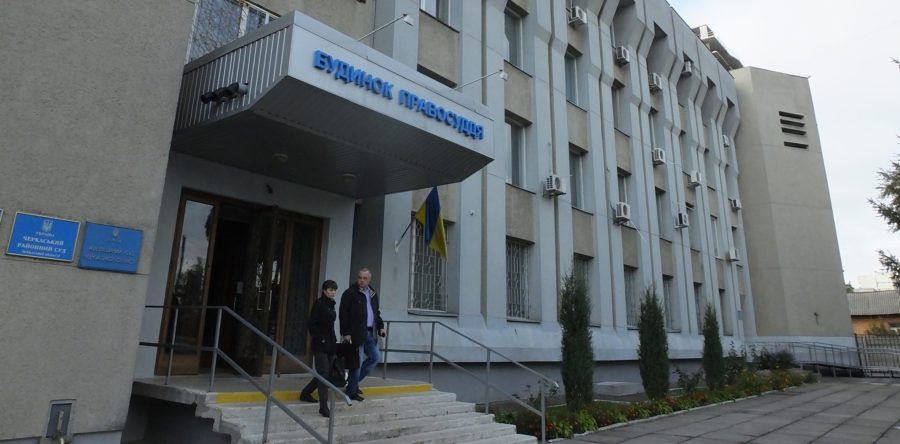Черкаський суд випустив винних у справі Сергієнка із «клітки» в залу