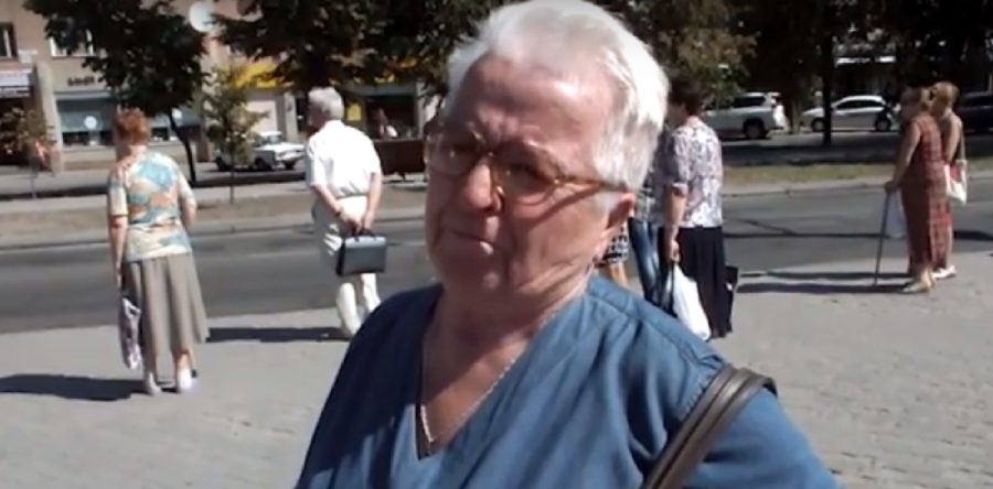 Черкащанка розплакалася у центрі міста через тяжке життя