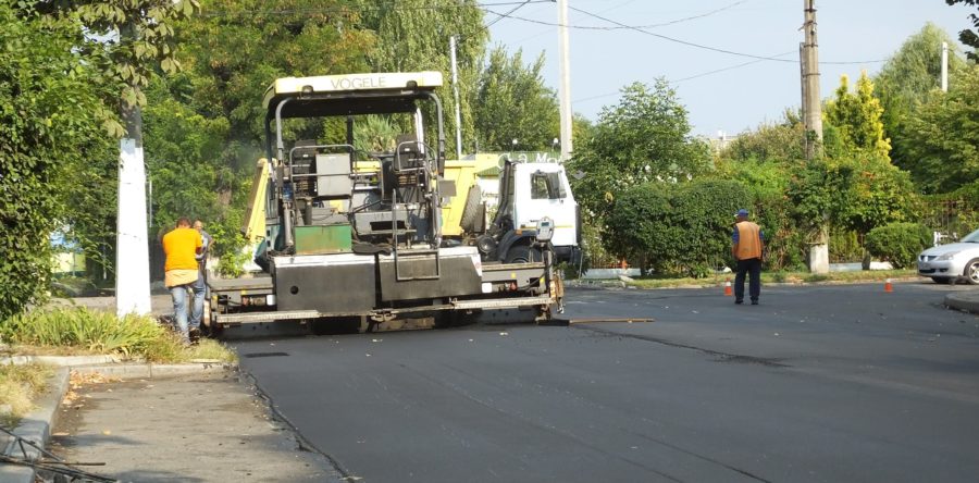 Біля Палацу одружень відремонтували дорогу