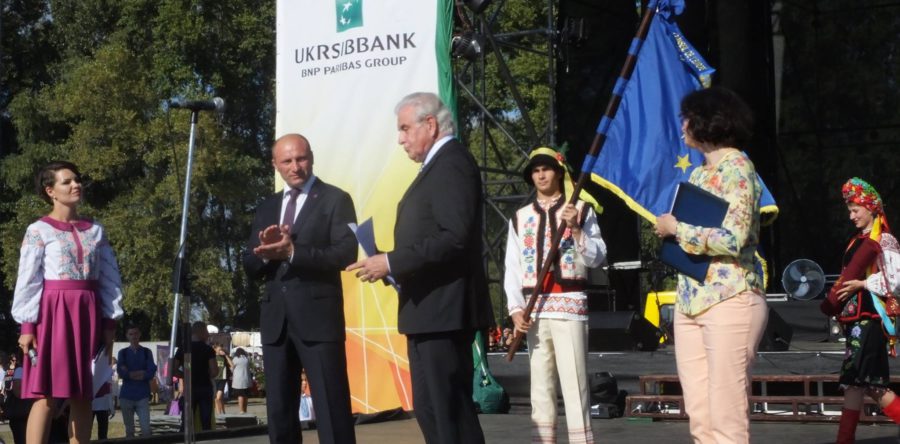 Місту Черкаси вручили Прапор Честі