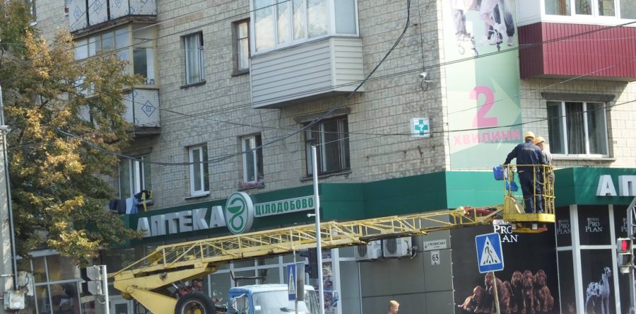 На перехресті Смілянської-Надпільної встановлюють нові світлофори