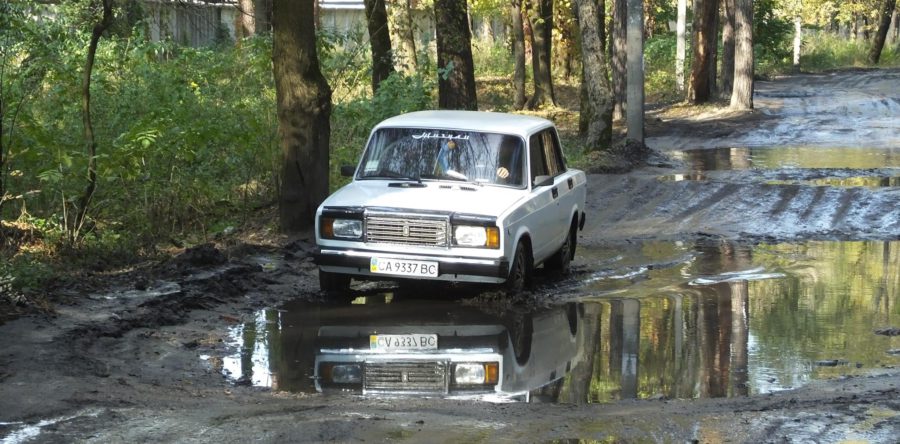 На вул. Менделєєва страждають автівки