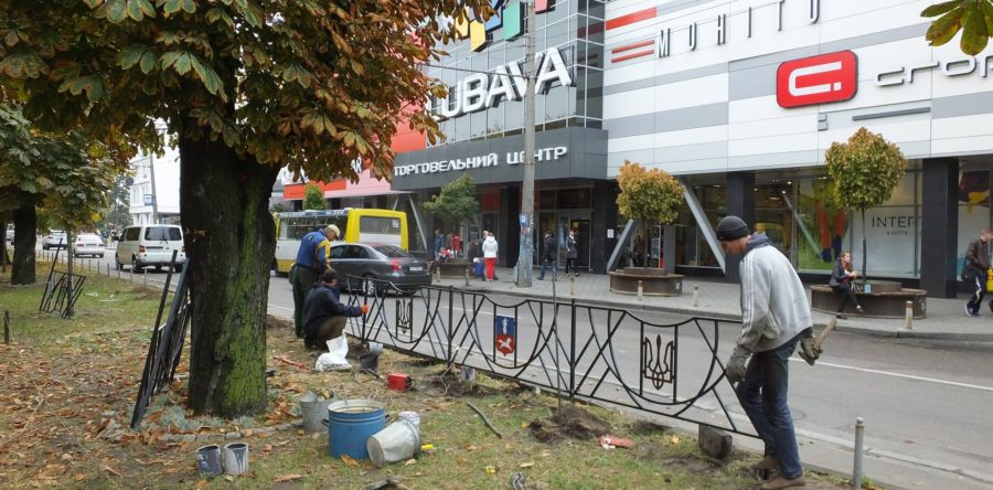 Вздовж бульвару Шевченка встановлюють патріотичний паркан