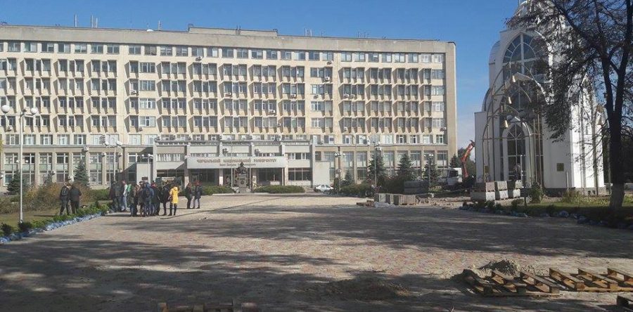Біля ЧНУ завершуються роботи з облаштування скверу