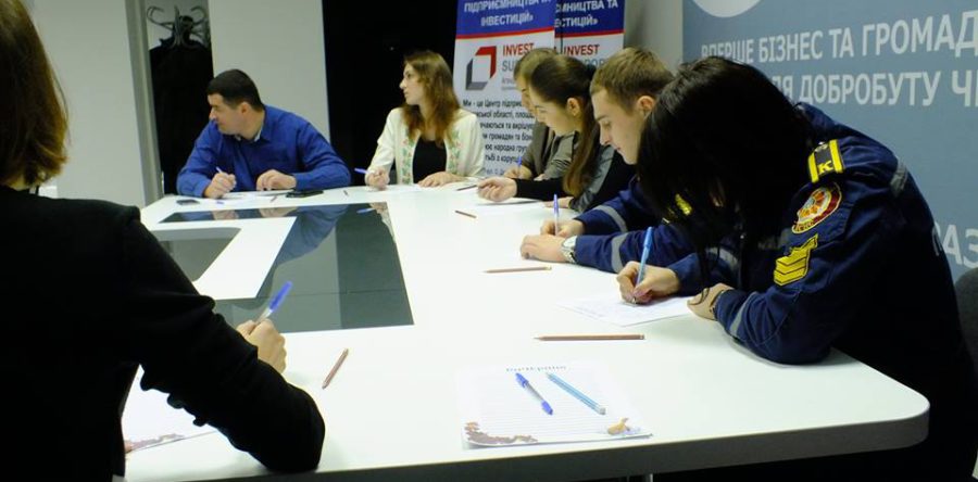 У Черкасах диктантом відзначили День української писемності та мови