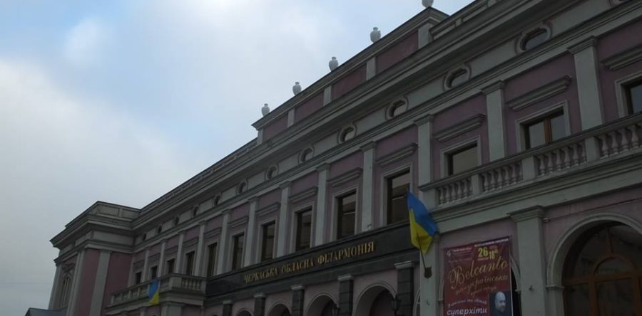 Філармонію прикрасили декоративними амфорами