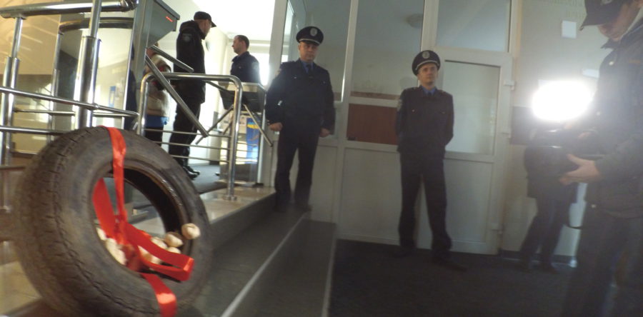 В Черкасах громадські активісти перевірили, чи є на робочому місці новий начальник поліції В.Лютий, та подарували часник як ліки від перевертнів