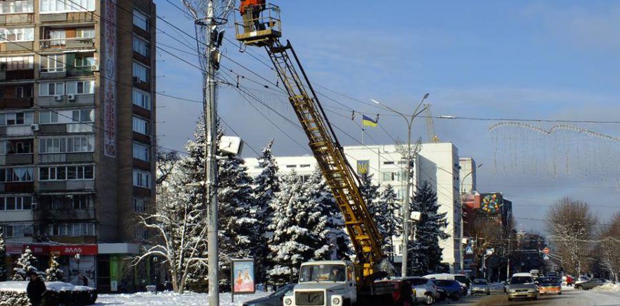 Комунальники розпочали прикрашати місто
