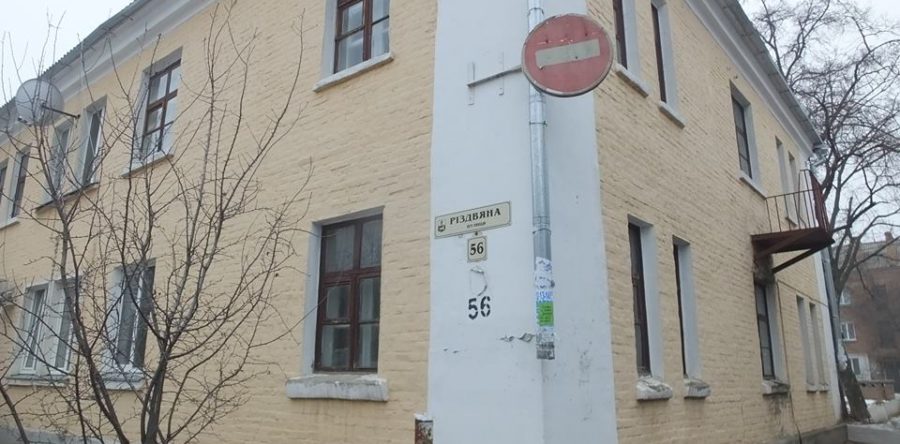 Мешканці одного з житлових будинків живуть у жахливих умовах