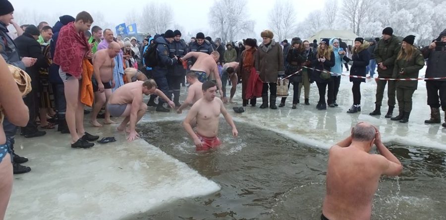 Черкащани масово пірнають в крижаний Дніпро