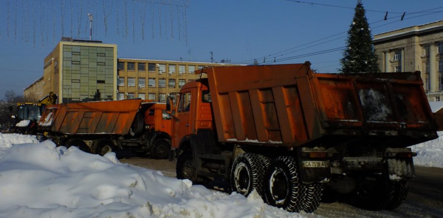 Черкаські комунальники відчайдушно борються з негодою