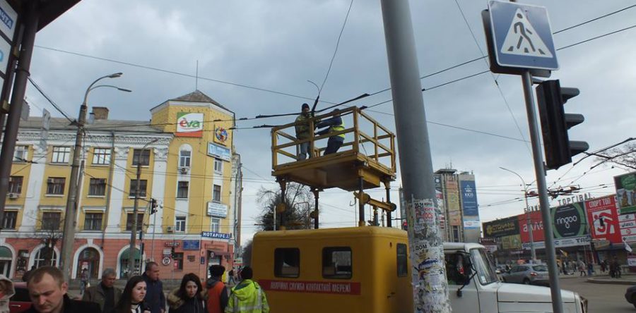 Комунальники у середмісті лагодять електромережу