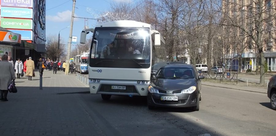 ДТП при в’їзді на стоянку ТРЦ “Любава”