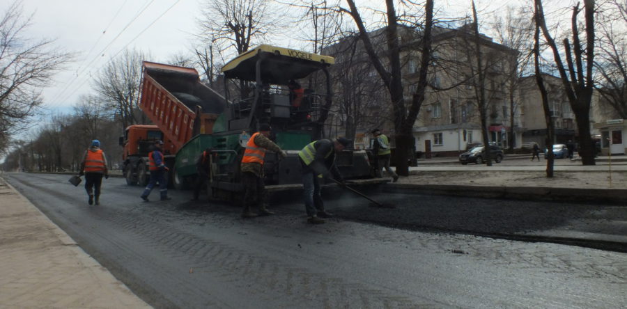 Розпогодилося – на бульв. Шевченка кладуть асфальт