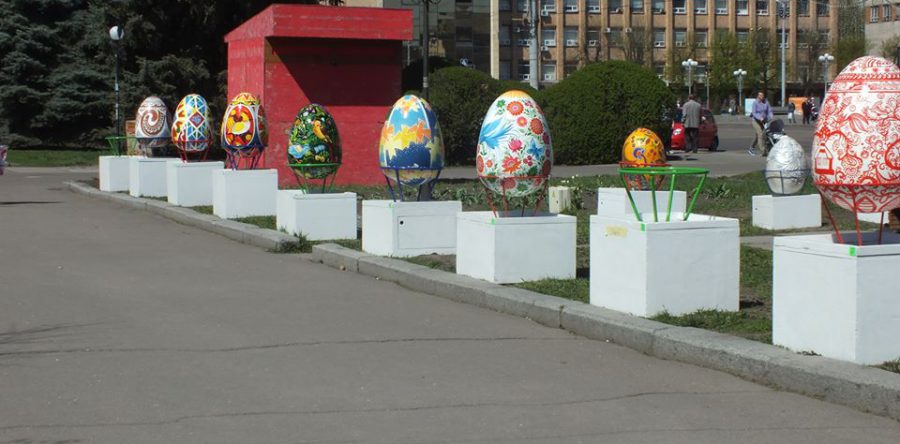 Сквер «Юність» прикрасили у великодніх мотивах