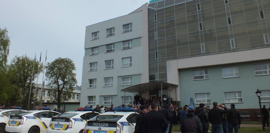Поліція звільнила приміщення адмінбудівлі «Черкасиобленерго» від озброєних охоронців