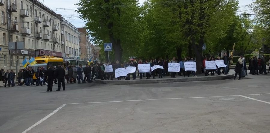 Страйкуючий колектив «Черкасиобленерго» на годину перекрив бульвар Шевченка
