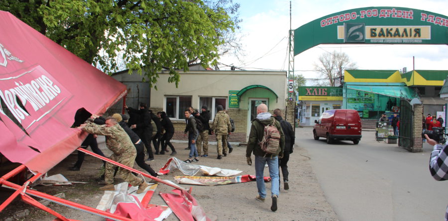 Біля бази «Бакалея» активісти з «Національного корпусу» демонтували наливайку, встановлену без дозвільних документів, яка перекривала пожежний в’їзд до дитячого садочку